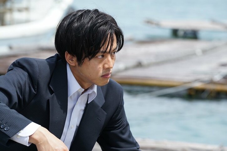 松坂桃李が血まみれのキャリア刑事に　『孤狼の血』新場面写真 解禁