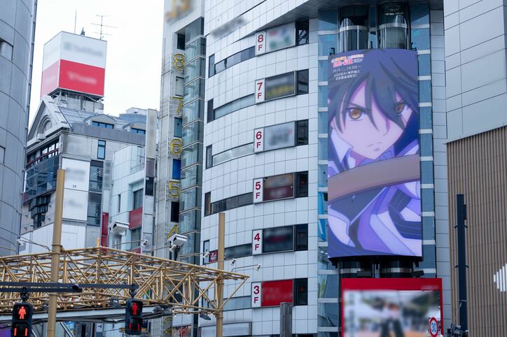 【写真・画像】10月4日（土）放送開始のアニメ『補助魔法』より、「ラスティングピリオド」がデジタルサイネージで渋谷に降臨！声優陣、アーティストからの直筆コメントも公開　2枚目