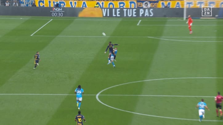 鈴木のフィードをエルフェージュが競り勝って決定機にに