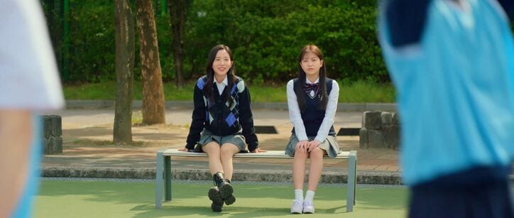 過去に戻る方法を見つけたハリン(Red Velvetイェリ)、ソジュン(PENTAGONホンソク)の真実を探るためもう一度高校時代へ…韓流ドラマ『ブルーバースデー』