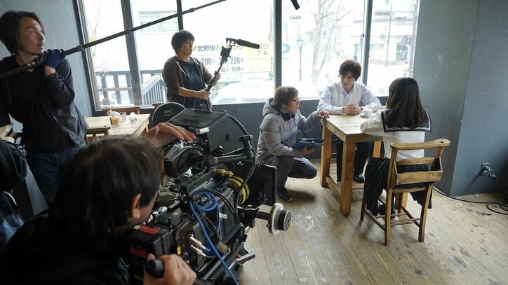 浜辺美波×北村匠海×福本莉子×赤楚衛二『思い、思われ、ふり、ふられ』青春感満載のメイキング写真到着