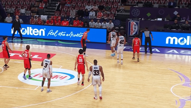 審判が日本ベンチに向かってテクニカルファウルを宣告