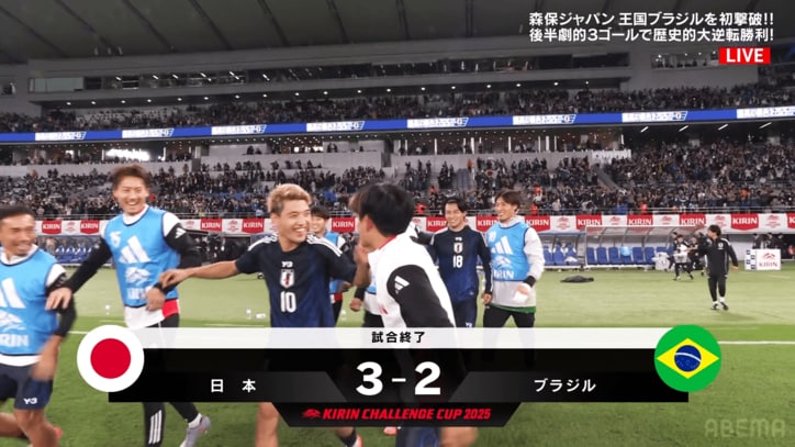 何やら会話を交わす堂安と久保