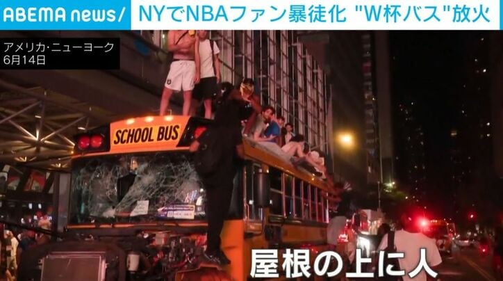 バスの屋根に上る人ら