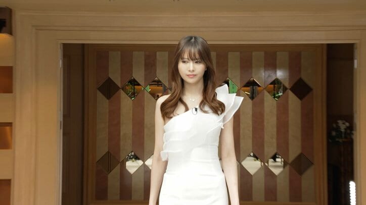 【映像】「美人すぎる」最強ポーカー女子、ドレス姿で“流し目”入場