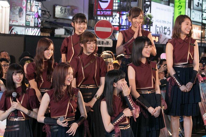 乃木坂46・西野七瀬、歌舞伎町で突然のアカペラ&ダンスに「恥ずかしい」と照れ笑い