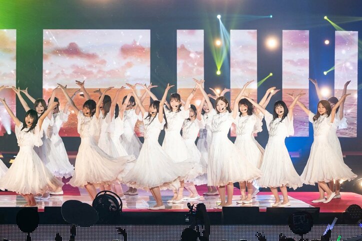 齋藤飛鳥が麦わら帽子を投げ込む! 乃木坂46「ガルアワ」ランウェイに大声援