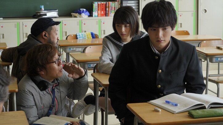 浜辺美波×北村匠海×福本莉子×赤楚衛二『思い、思われ、ふり、ふられ』青春感満載のメイキング写真到着