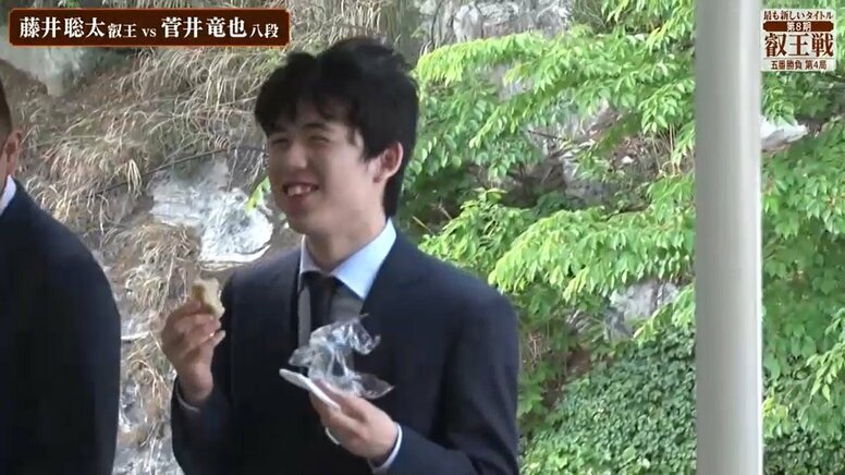 藤井聡太叡王、ニッコニコでウミネコと戯れる様子に「いい笑顔」「投げ方かわいいw」 餌付けに大苦戦も「何かコツがあるのかも…」と興味津々 