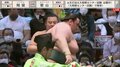 土俵外に落ちそうな対戦相手に手を差し伸べて…紳士的な力士の振る舞いに館内から拍手「優しさに胸キュン」