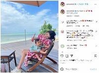 島袋聖南、ビーチで息子とイチャイチャする姿を披露しファンから「可愛い親子」「絶景ですね」と反響