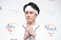 間宮祥太朗、バレーボールにやる気満々 地域の体育館で主婦や学生らと練習