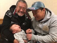 スギちゃん、吉幾三に抱かれた子どもがあくび「大物になるぜぇ」