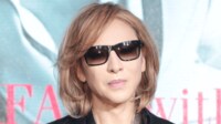 支えられながら歩くYOSHIKI 