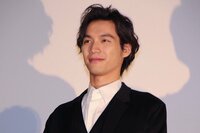 福士蒼汰、寝顔からの“腹チラ”寝起きショットにファン悶絶「あかーーん!」