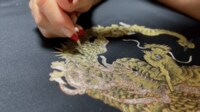 【映像】着物に金彩を施していく匠の技