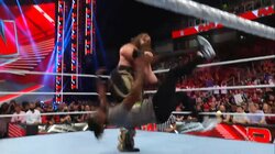 超巨体が“身体能力オバケ”のスピンキック 「このカラダで…」放送席絶句 「えぐw」「美しいw」驚き相次ぐ