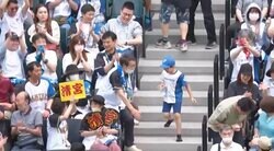 スタンドの少年がビックリ！ 日本ハム・清宮が放った滞在時間の長い“美しすぎる弾道”を描いたホームランが飛び込んできた衝撃の瞬間