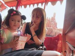  アレク、本当に0分待ちだったTDLを家族で満喫「プレミアムアクセスは1秒で乗れた」 