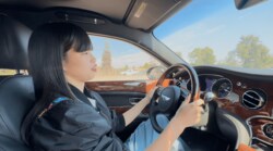 超大物ハリウッド俳優の31歳年下日本人妻、5000万円の愛車披露 免許をとって「まだ1週間くらい」