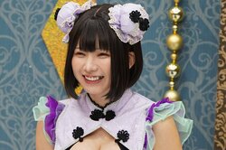 大胆胸元で登場したえなこ、“握手会での一言大喜利”に大笑い「猫って呼んでください」からまさかの展開に