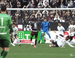 ズドンッ！ 神戸MFの“優勝弾”が「とんでもないゴラッソ」「えっぐいわ」スタジアム大興奮の鮮烈すぎる一撃「気持ちいい」