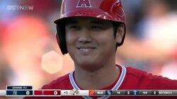 大谷翔平、打席前にヤ軍・ブーン監督に挨拶 トレード候補とされる指揮官に“ペコリ”の瞬間