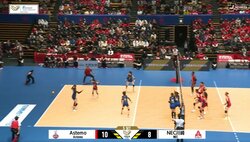 近すぎるっ… 女子バレー、監督の情熱的“珍光景”に反響「選手以上に動いて喜んでいる」放送席も注目