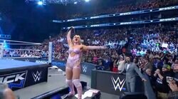 「サプライズすぎ」25歳金髪美女レスラーが“まさかの裏切り”→卑劣行為でも会場“爆揺れ”大盛り上がりの一部始終「歴史が動いた！」