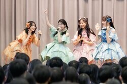 「見たことない表情してる」人気アイドルが入学式にサプライズ登場＆生ライブ→まさかの事態に男子高校生の“笑顔”が止まらなくなる