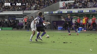 「暴れん坊だな」14分間でイエロー2枚→退場処分に「何しに出てきたんだ」「なかなかロック」途中出場の川崎FW、不要なアフタータックルでカードをもらった瞬間