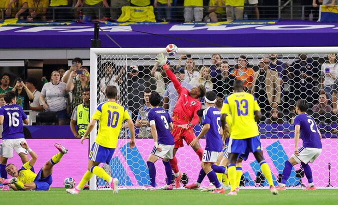【写真・画像】「あの右手が全てを変えた」日本代表GKの“神セーブ”を海外メディア大絶賛！「見事な反応」「またもスズキだ」【W杯】　1枚目