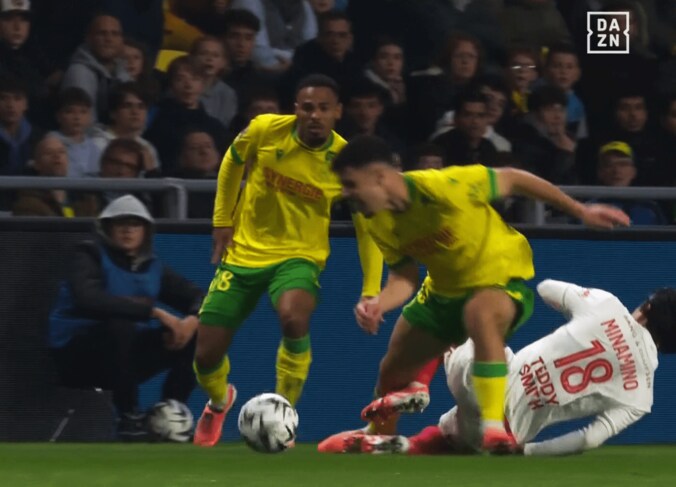 騒然！南野拓実があわや退場…危険な“後方タックル”に相手絶叫→敵地が大ブーイング「レッドでもおかしくない」「ヒヤヒヤした」 3枚目