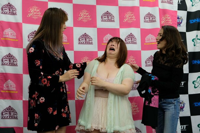 「だっちゅーの」元パイレーツ・西本はるかも絶賛するお胸！超乳コンビのアンバサダーに 2枚目