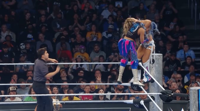 ティファニーがジュリアに突き刺さる