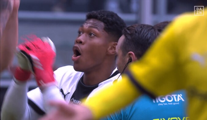 抗議する鈴木彩艶