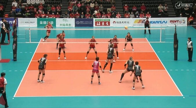 女子バレー、まるで野球のスローカーブな“すごい軌道”のノータッチエース 相手もポカーン 3枚目