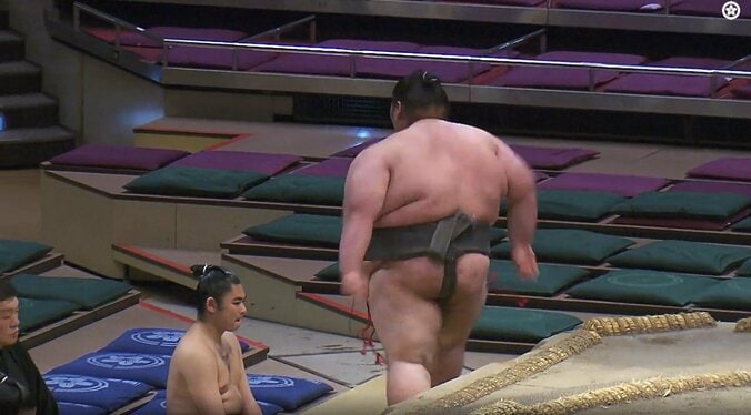 土俵を降りる際に飛び跳ねた錦丸