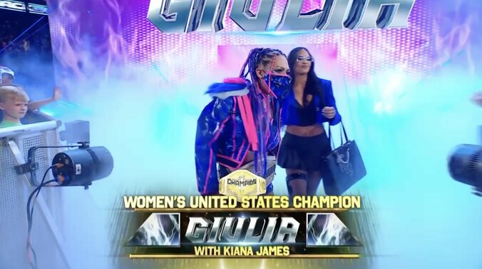 観客に悪態をつきながら入場するジュリア