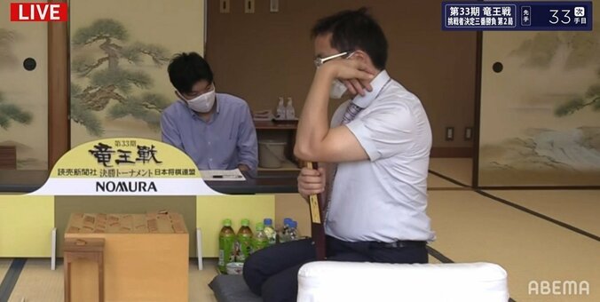 上腕二頭筋が光る「マッスルポーズ」丸山忠久九段に理由を聞いてみた「脊柱起立筋の補強じゃないですかね」 2枚目