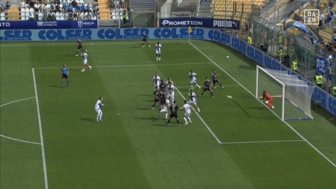 「猫のように飛んだ！」鈴木彩艶の“奇跡のワンハンドセーブ”を現地メディア激賞「傑作級の瞬発力」「決定的」至近距離ローボールに超反応した瞬間 4枚目