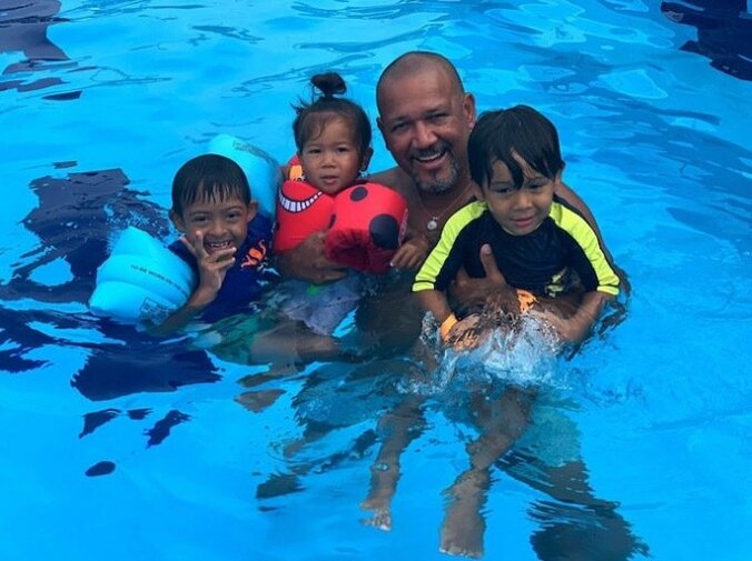 ラミレスの妻、プールを満喫する夫と子ども達の集合ショットを公開「みんな真っ黒です」 1枚目