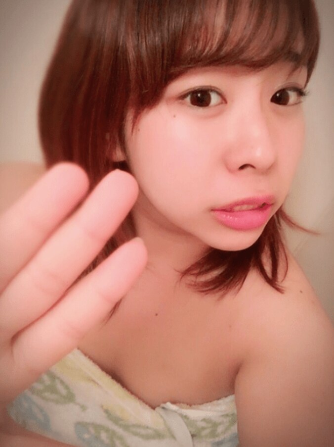 カトパンそっくり芸人、バスタオル1枚のセクシーショットを披露「可愛い！似てる」と反響 1枚目