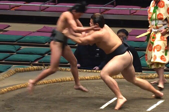 【写真・画像】“57キロ”力士が一撃で「吹っ飛んだ」驚きの光景 「まぁそうなる」「最軽量頑張れ」励ましの声 1枚目