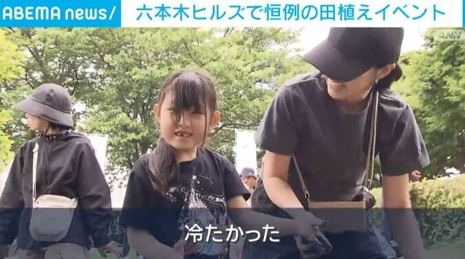田植えをする人ら