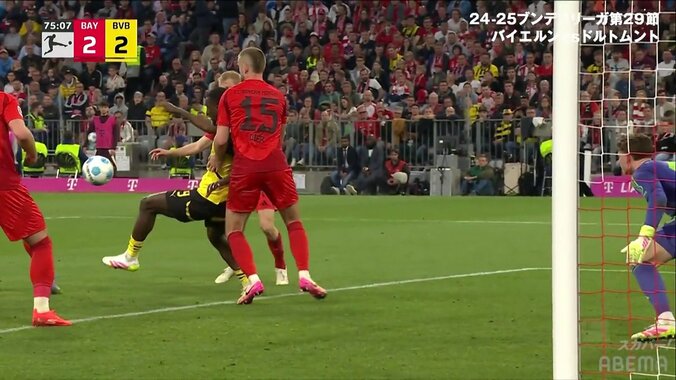 アニメかよ！相手DFに体を預けて反転しながらのセルフボレーシュート炸裂！「コントロールえぐい」「ギラシやばし」脅威の身体能力にスタジアム騒然！ 5枚目