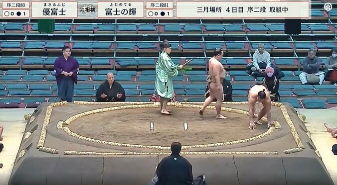 「えっ」大相撲三月場所でまさかの“秒速決着” 一瞬で決まった突き落としに「あら」「なに」驚く声 3枚目