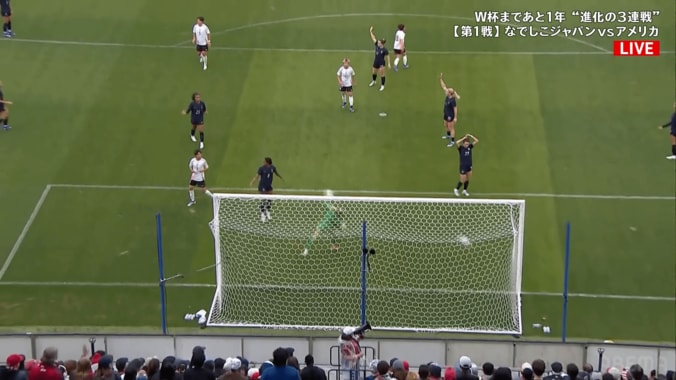 なでしこ得点シーンで異変！“髪の毛”に気を取られアメリカ世界屈指SBがプレー放棄？レジェンドOBも「いじってる」とツッコミ 5枚目