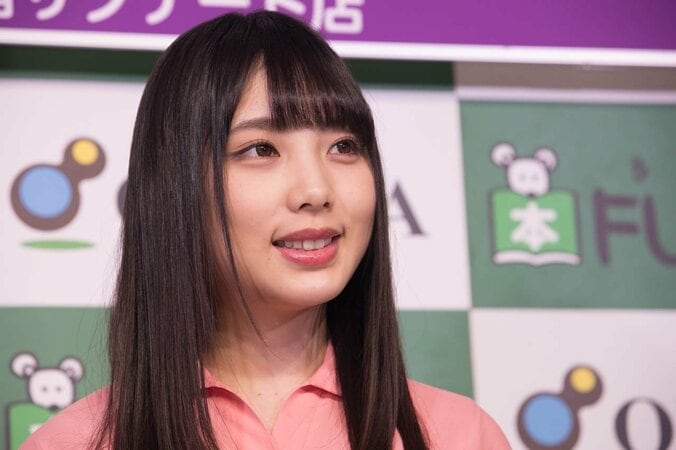 乃木坂46与田祐希、写真集を実家の犬とヤギにも報告！反応は“ワンワン”“メ〜” 8枚目