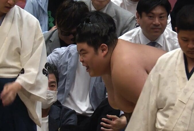 「大事なところを…」伯乃富士、想定外の珍事に苦悶 土俵下で苦笑いも「笑顔出てるw」「その時の対応だ」呼出が“トントン”でファンほっこり 4枚目